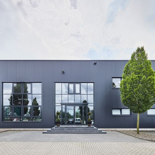 Umnutzung von Gebäuden: Ein ehemaliges Kühlhaus wurde zur Zentrale von Autoglas in Melle und erhielt auch eine neue Fassade.