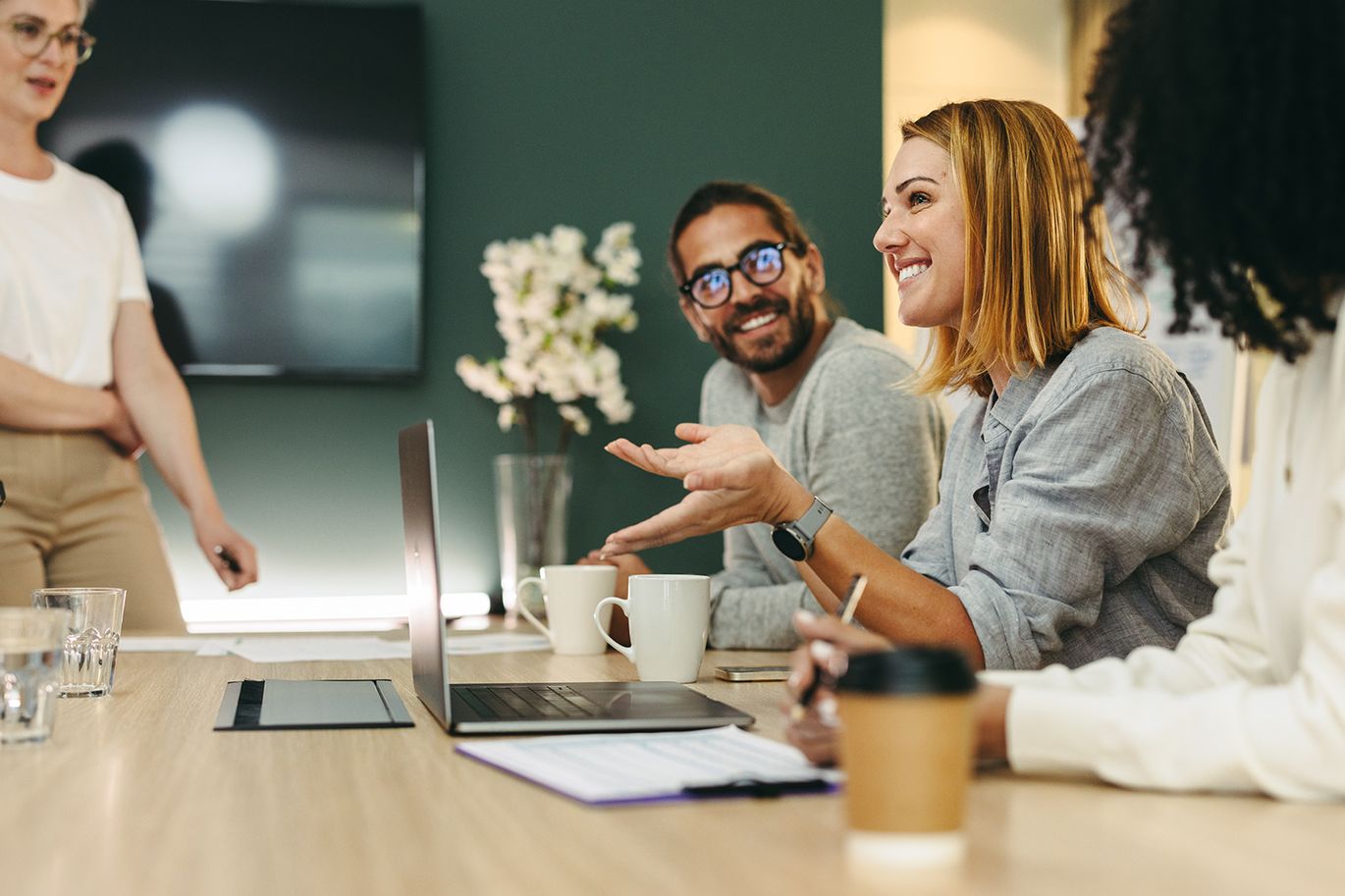 Raum für kreativen Austausch und Zusammenarbeit: eine attraktive, zukunftsfähige Arbeitswelt kann Sogwirkung ausüben