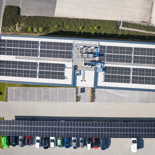 Das neue Gebäude von Solarparc erfüllt die Anforderungen des Gebäudeenergiegesetzes 2023.