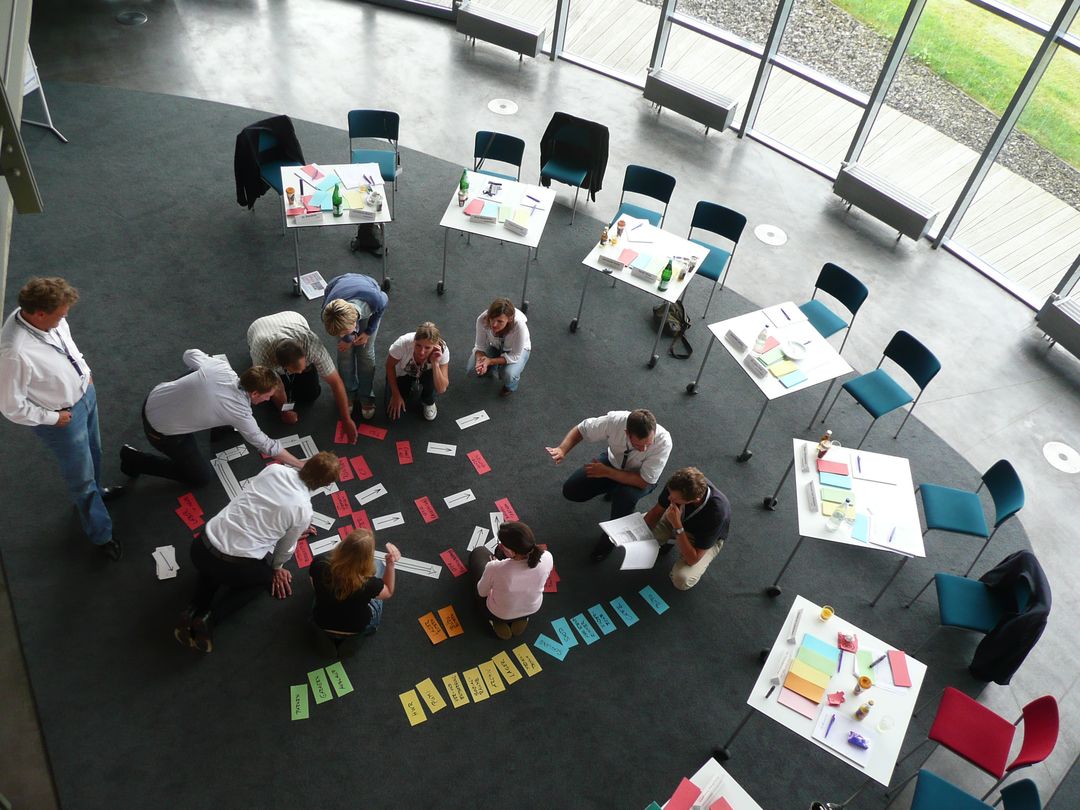 Verwaltungsgebäude planen: Bei einem Workshop bearbeiten Projektbeteiligte die Frage „Wie wollen wir in Zukunft arbeiten?“ 