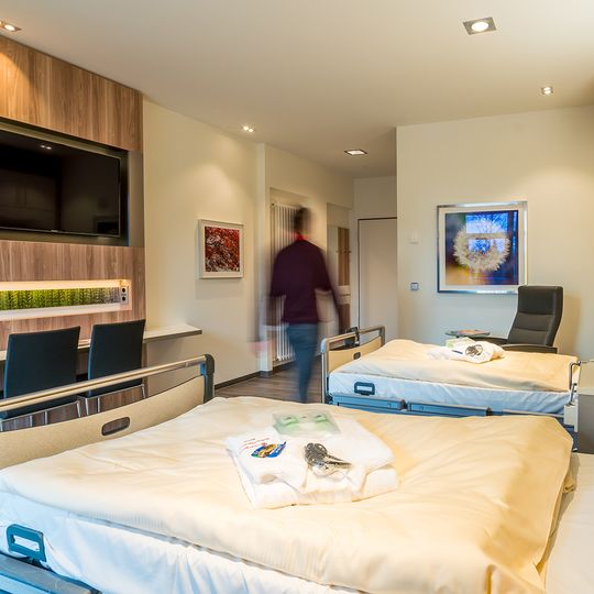 Moderner Krankenhausbau: Facharztzentrum der Knappschaft Kliniken Bottrop für hohe Aufenthaltsqualität.