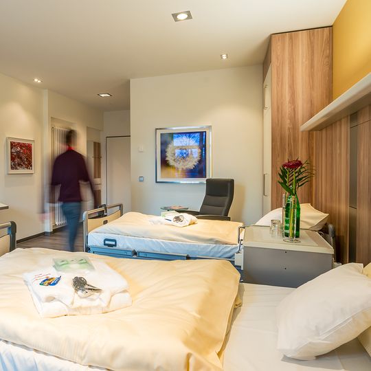 Moderner Krankenhausbau: Facharztzentrum der Knappschaft Kliniken Bottrop für hohe Aufenthaltsqualität.