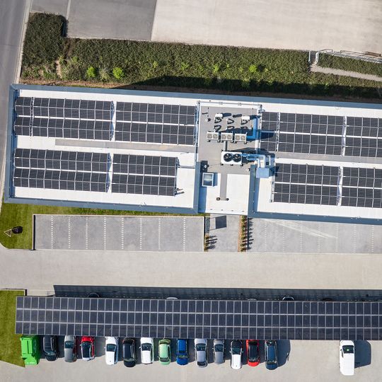 Das neue Gebäude von Solarparc erfüllt die Anforderungen des Gebäudeenergiegesetzes 2023.