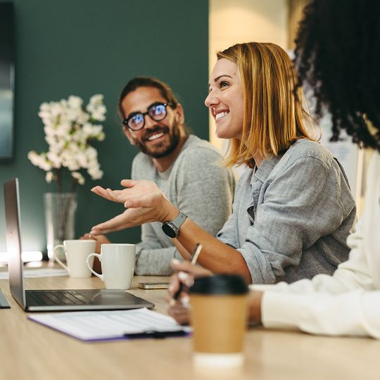 Raum für kreativen Austausch und Zusammenarbeit: eine attraktive, zukunftsfähige Arbeitswelt kann Sogwirkung ausüben