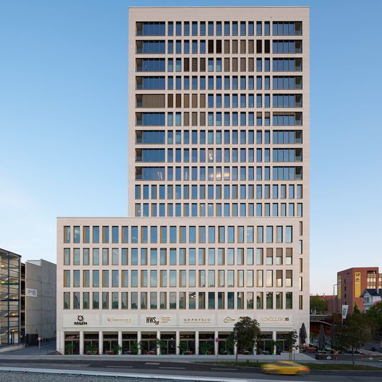 Das Hochhaus „Stuttgarter Tor“ bietet auf 70 Metern Höhe und 16 Etagen unterschiedliche Nutzungskonzepte.