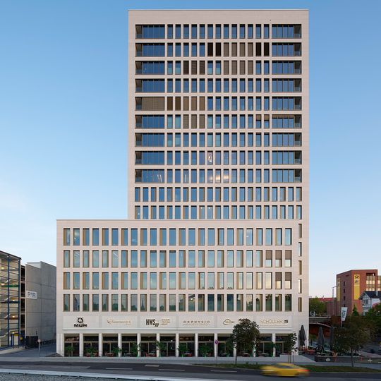 Das Hochhaus „Stuttgarter Tor“ bietet auf 70 Metern Höhe und 16 Etagen unterschiedliche Nutzungskonzepte.