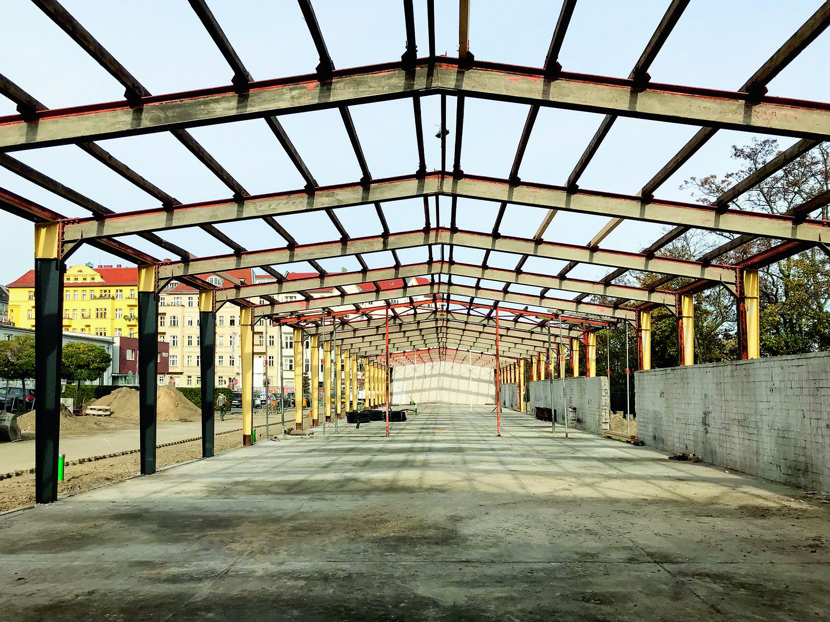 Bestandsgebäude sanieren: Mit Respekt vor der Substanz wurden bei der Revitalisierung der ehemaligen Fahrzeughalle die Spuren der Vergangenheit bewahrt.