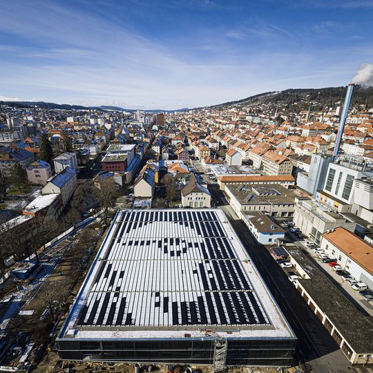 Vielfältige Architektur: Le Corbusier als Mosaik aus Solarzellen auf dem Dach eines Gebäudes in der Schweiz