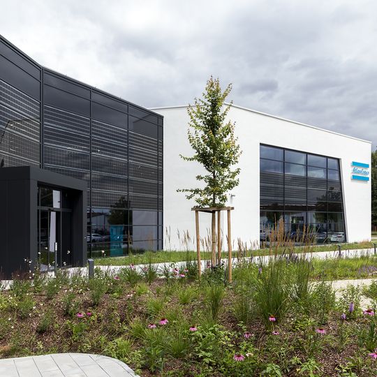 Hitzeschutz Gebäude – Glasfassade mit integrierten PV-Modulen als Verschattung und Blendschutz im Neubau für Atlas Copco