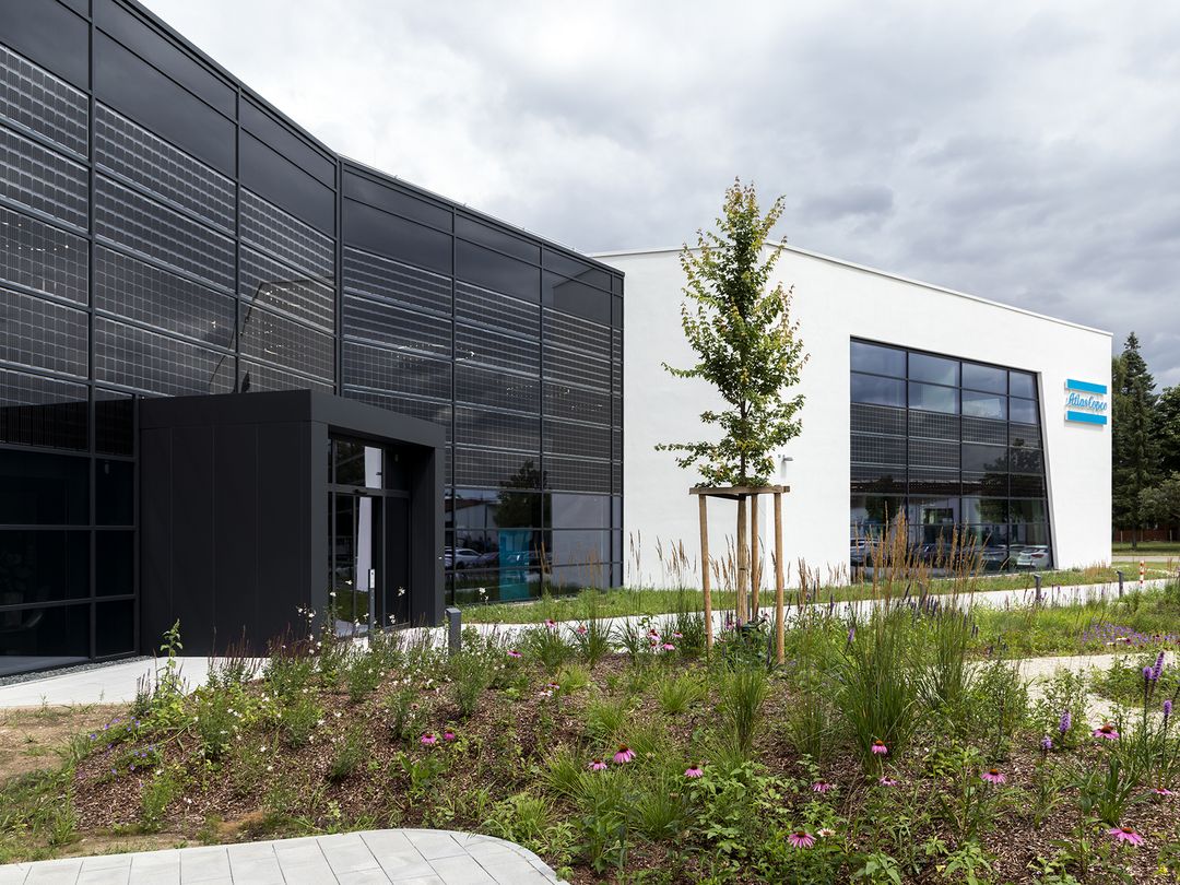 Hitzeschutz Gebäude – Glasfassade mit integrierten PV-Modulen als Verschattung und Blendschutz im Neubau für Atlas Copco
