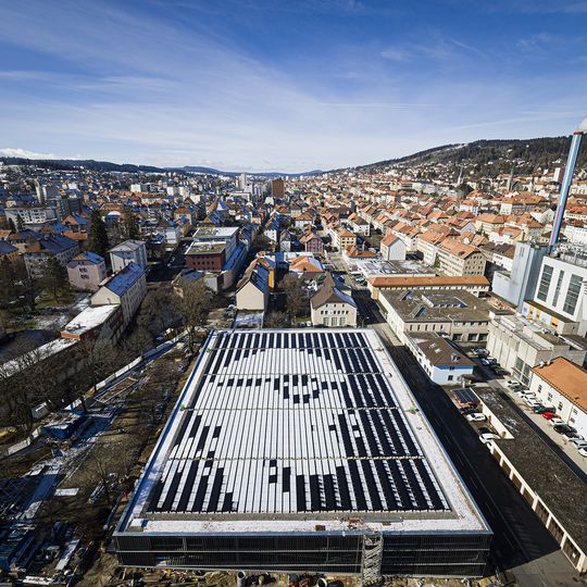 Vielfältige Architektur: Le Corbusier als Mosaik aus Solarzellen auf dem Dach eines Gebäudes in der Schweiz