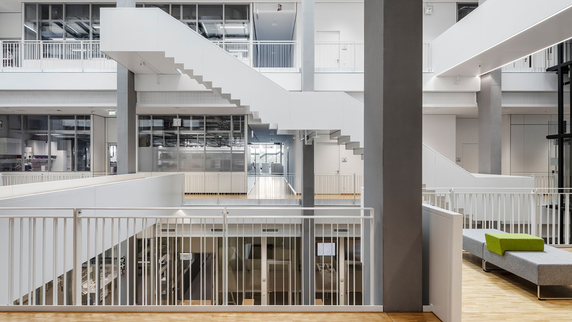 Die durchdachte Corporate Architecture sorgt dafür, dass Tageslicht in alle Räume gelangt.