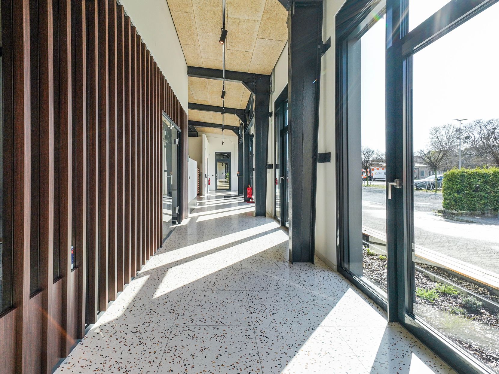 Bestandsgebäude sanieren: In der revitalisierten „Mall of BR“ sorgt das historische Stahltragwerk für modernen Industriecharme.