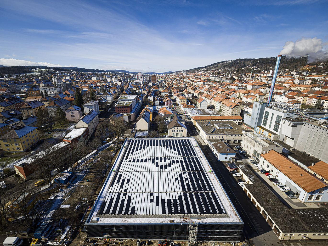 Vielfältige Architektur: Le Corbusier als Mosaik aus Solarzellen auf dem Dach eines Gebäudes in der Schweiz